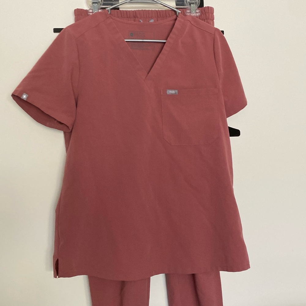 Women’s medium mauve figs scrub set.